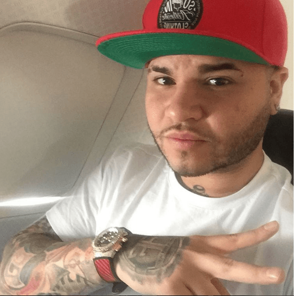 Sus tattoos y relojes, siempre a la orden.