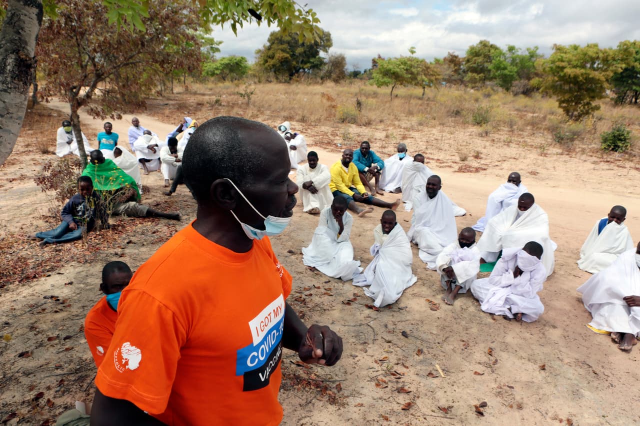 “Estamos aceptando que el Espíritu Santo puede no ser suficiente para hacer frente al coronavirus”, dijo el líder apostólico Kudzanayi Mudzoki. “Estamos considerando seriamente las vacunas, porque otros lo han hecho. Pero nuestros miembros siempre han sido cautelosos con las inyecciones. Así que por ahora necesitamos jabón, baldes, desinfectantes y 
<a href="https://www.univision.com/temas/mascarillas">mascarillas</a>”, dijo. 
<b>“Esas son las cosas que nos ayudarán a protegernos”.</b>