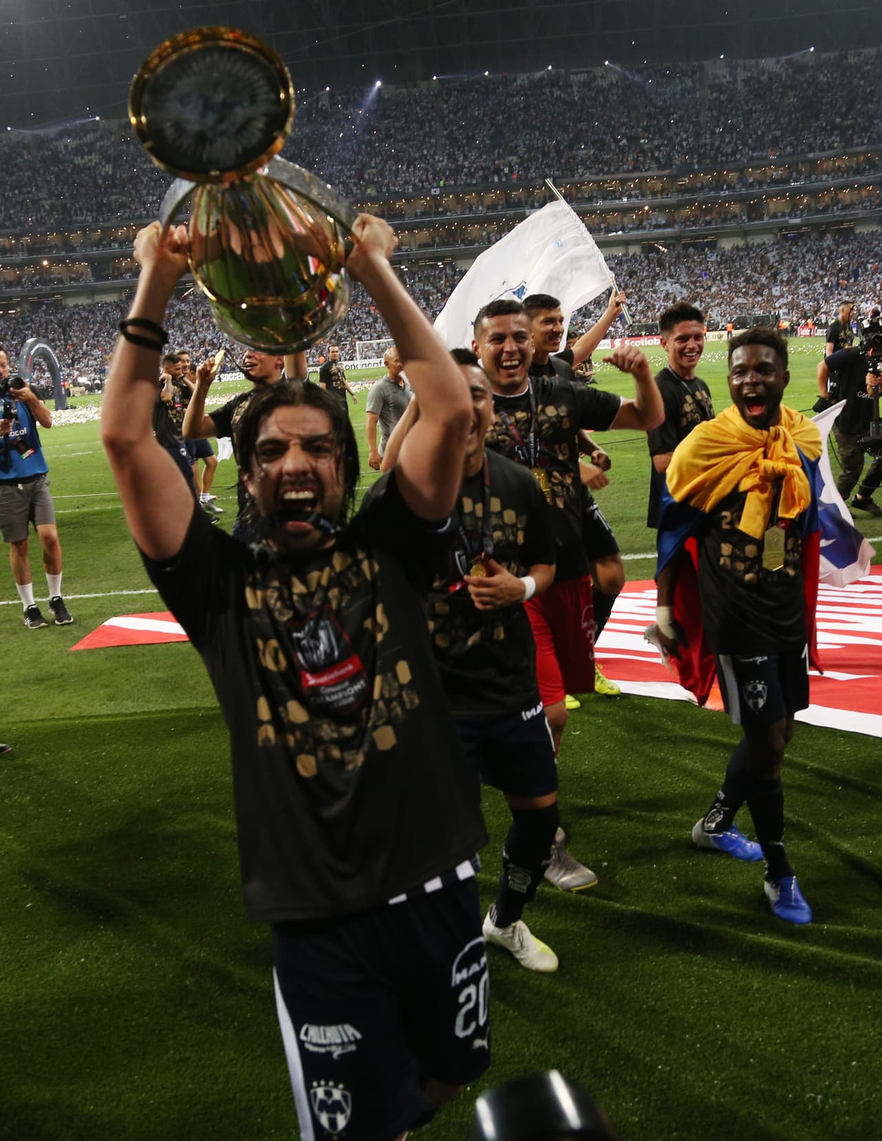 Así se vivieron los festejos de los Rayados del Monterrey tras imponerse en la Final de la Liga Campeones a los Tigres de la UANL en el Estadio BBVA.