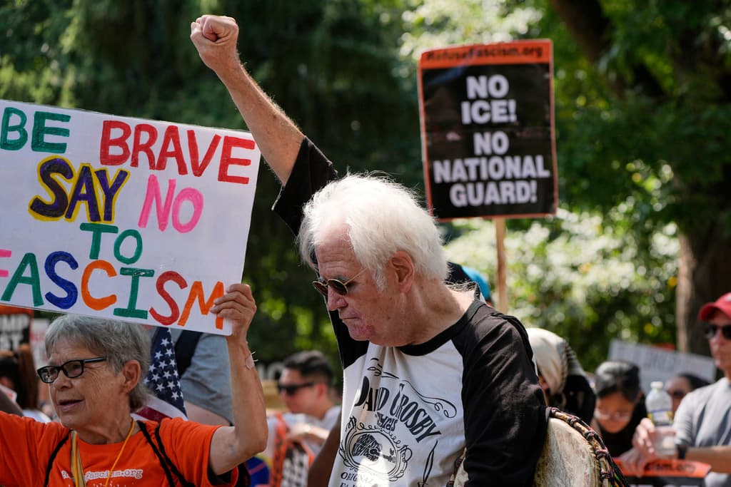 <b>Las limpiezas forzadas de campamentos de personas sin hogar </b>forman parte de la represión al crimen impulsada por Trump, quien enfatiza eliminar "slums". Protestas denuncian esto como pretexto para consolidar poder, ignorando datos que muestran una caída del 26% en delitos en 2025. Grupos como Free DC lideran estas críticas, uniendo causas sociales con oposición política.
<br>