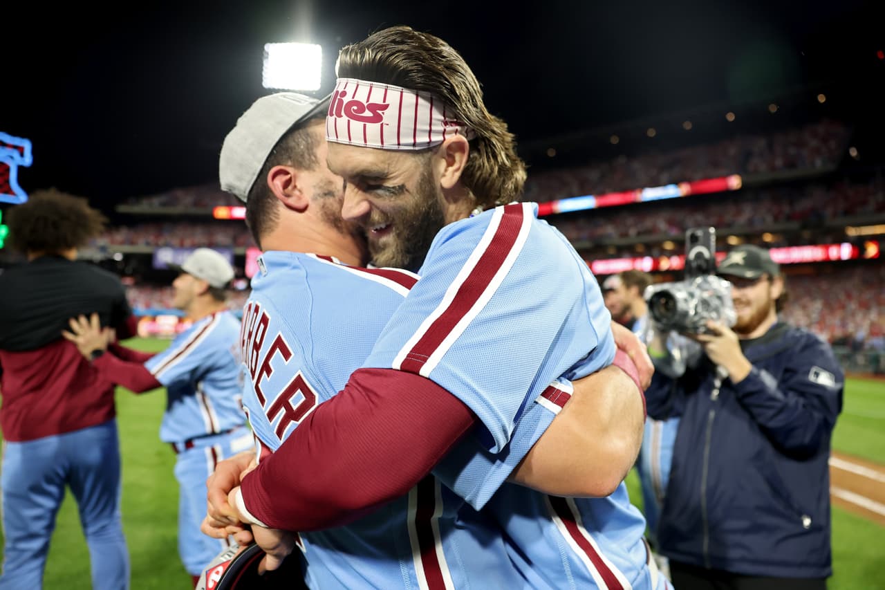 Kyle Schwarber # 12 y Harper celebran después de vencer a los Bravos. 
<br>
<br>
<b>Aquí está el calendario completo:</b>
<br>Juegos 1 y 2 : Phillies reciben a los Diamondbacks / 16 y 17 octubre 
<br>Juegos 3, 4, 5 : Diamondbacks reciben a los Phillies / 19, 20, (21* de octubre) 
<br>Juegos 6 y 7 : Phillies reciben a los Diamondbacks / 23 y 24 de octubre (* si es necesario)
<br>
