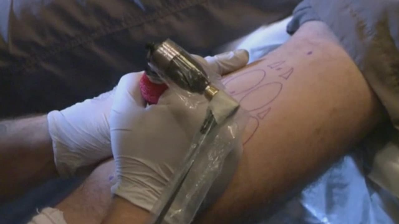 El abogado Gonzálezy su equipo de trabajo siempre preguntan a la persona si tiene tatuajes y les piden que les tomen fotos o se los muestren para saber si su diseño tiene alguna relación con el crimen organizado.