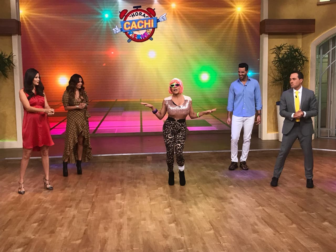 La hora del 'cachi viernes' llegó y 'La exótica' Yazmín llegó dispuesta a poner a todos a bailar.