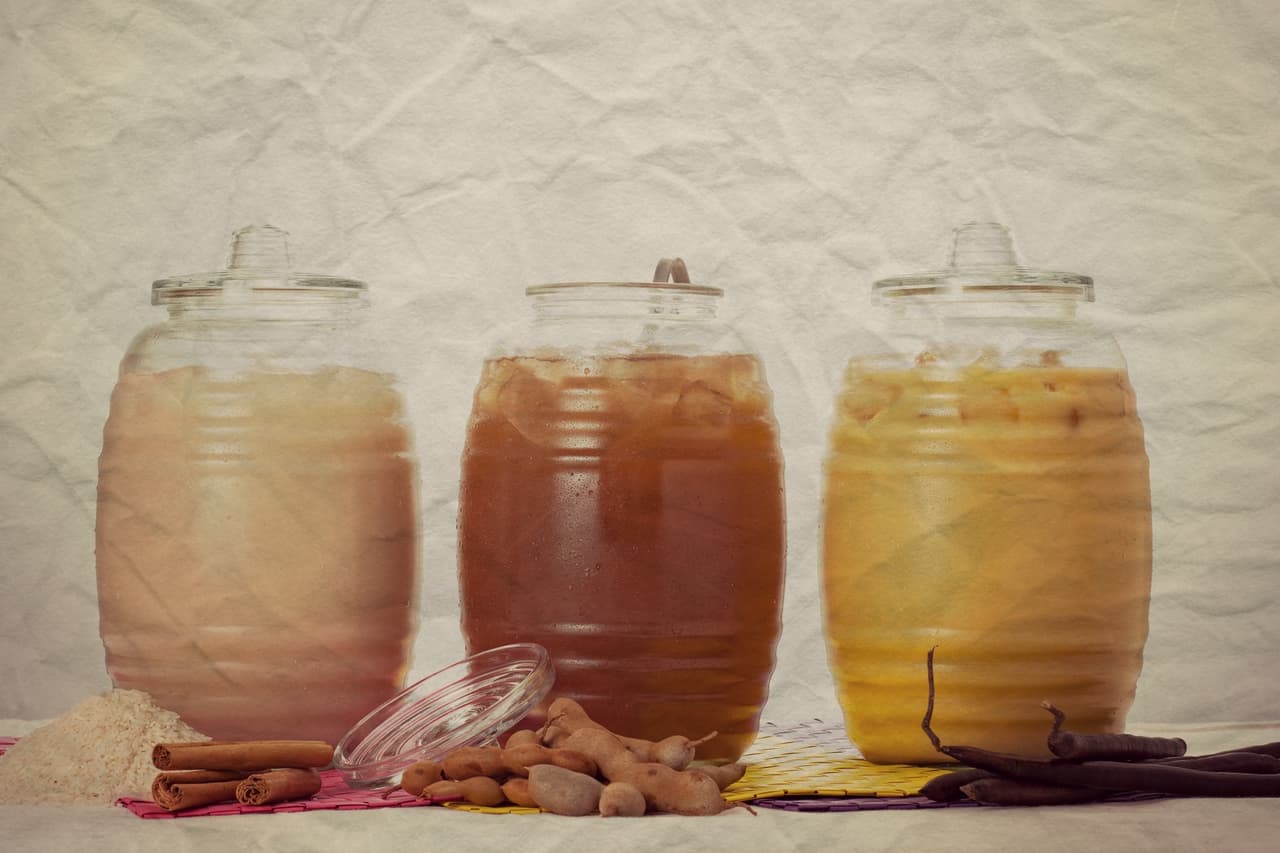 Para prepararlas necesitas poco más que la fruta o flor en cuestión, hielo, el endulzante de tu preferencia —la stevia, la miel, el piloncillo o panela funcionan— y una jarra con agua. Y aquí un secreto: parte del éxito de en la preparación radica en que se preparen con agua previamente endulzada.