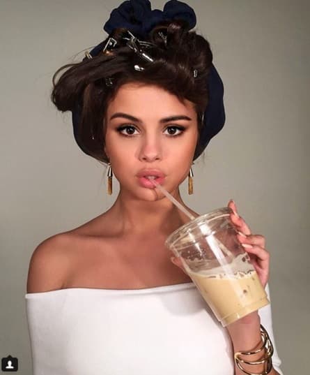 ¿Sabes qué le respondió Selena Gómez? Nada. Tampoco lo hizo con quienes la han criticado por lo que fue 
<b><a href="https://www.univision.com/entretenimiento/justin-bieber-se-reconcilia-con-hailey-baldwin-mientras-que-selena-gomez-se-despeja-en-italia">su relación con Justin Bieber</a></b> o con The Weeknd.