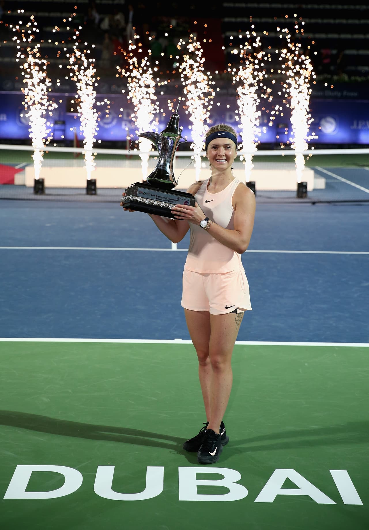 La ucraniana Elina Svitolina, primera favorita y cuarta del mundo, conquistó por segundo año consecutivo el torneo de Dubai tras imponerse en la final a la rusa Daria Kasatkina por 6-4 y 6-0.