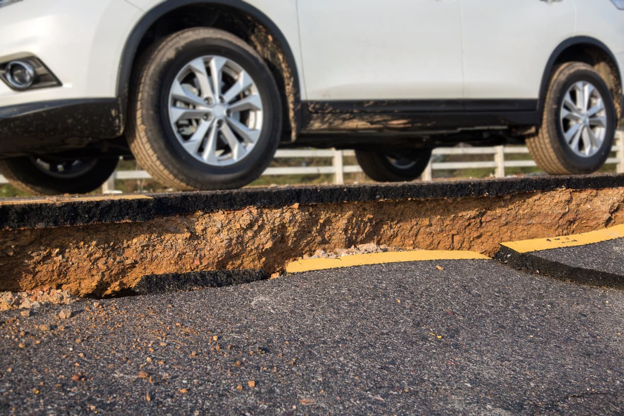 En caso de que haya escombros, debes tratar de gatear hacia una mesa o un lugar que te ofrezca protección, procurando alejarte de las ventanas. Permanecer agachado a proteger tus órganos vitales.
<br>
