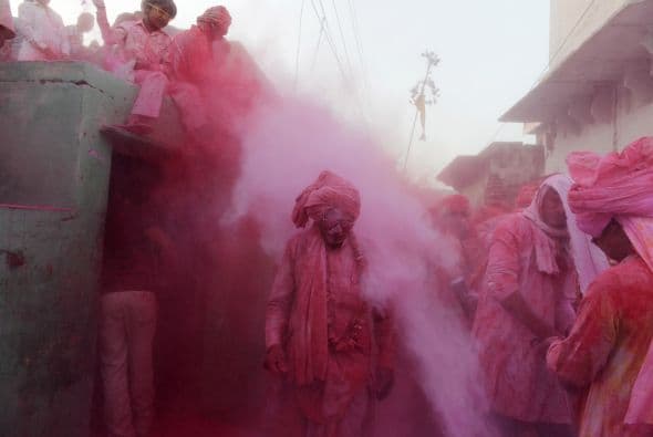 Tinte rojo se lanza a manos llenas en el Templo Baldev en Dauji.