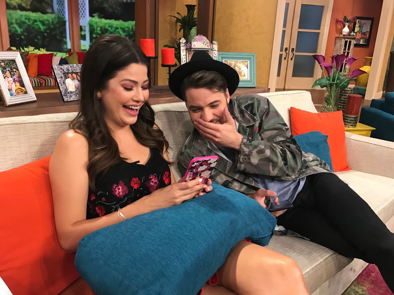 Lo que sea que le haya enseñado William a Ana les causó mucha risa.