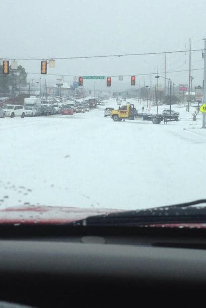 Humberto Mendoza nos cuenta que mientras seguía conduciendo en el 31 en Hoover, se le atravesó esa grúa. Por suerte se quitó, ya que él no podía detenerse.