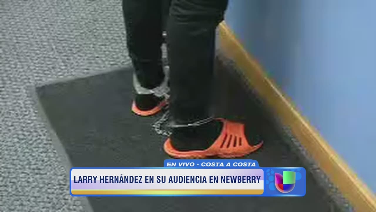 Iba esposado de pies y manos, en ningún momento volteó a mirar a su familia por órdenes de los jueces.