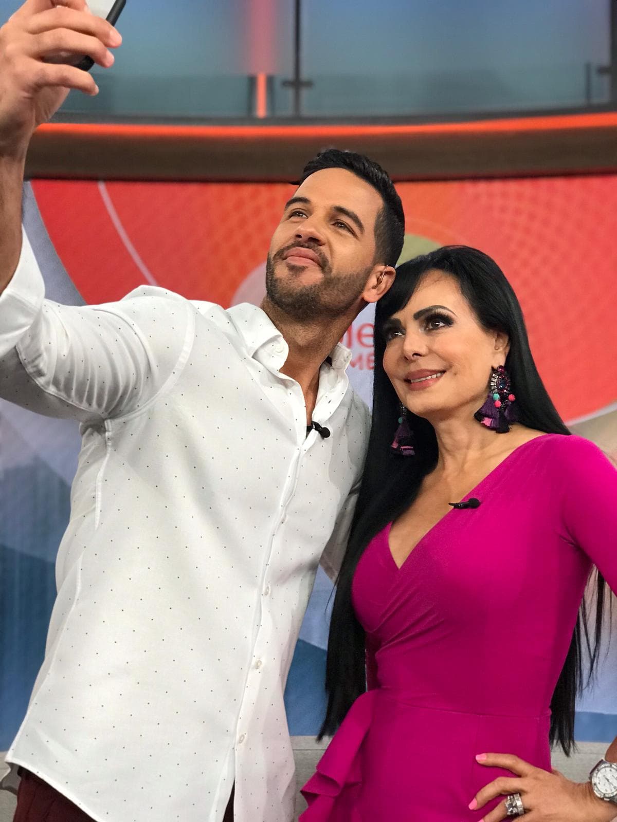 Chef Yisus aprovechó para tomarse una 'selfie' con Maribel Guardia, quien también fue su pareja de baile en el segmento de los cumpleaños.