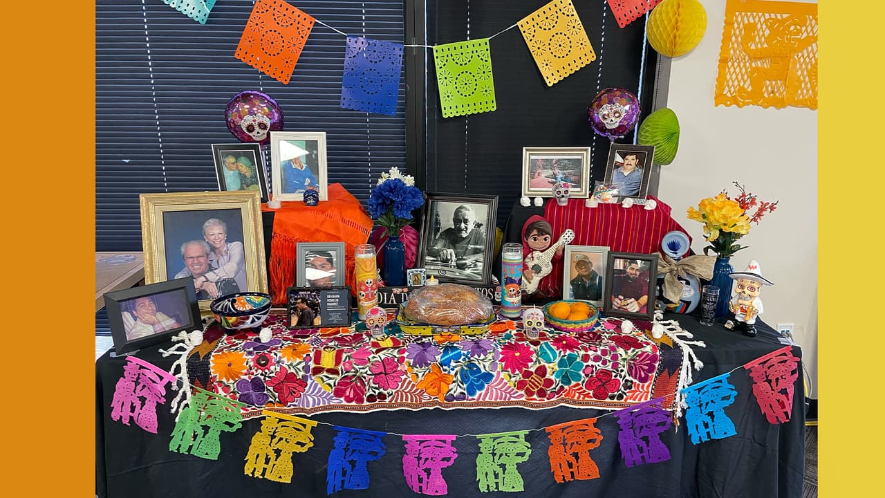 El 2 de noviembre se celebra en México y algunas regiones de centroamérica el Día de Muertos. Las familias hacen ofrendas para recordar a sus familiares que fallecieron. Este altar de muertos lo hizo el equipo de Noticias23 y está en la redacción de Univision Dallas - Fort Worth.