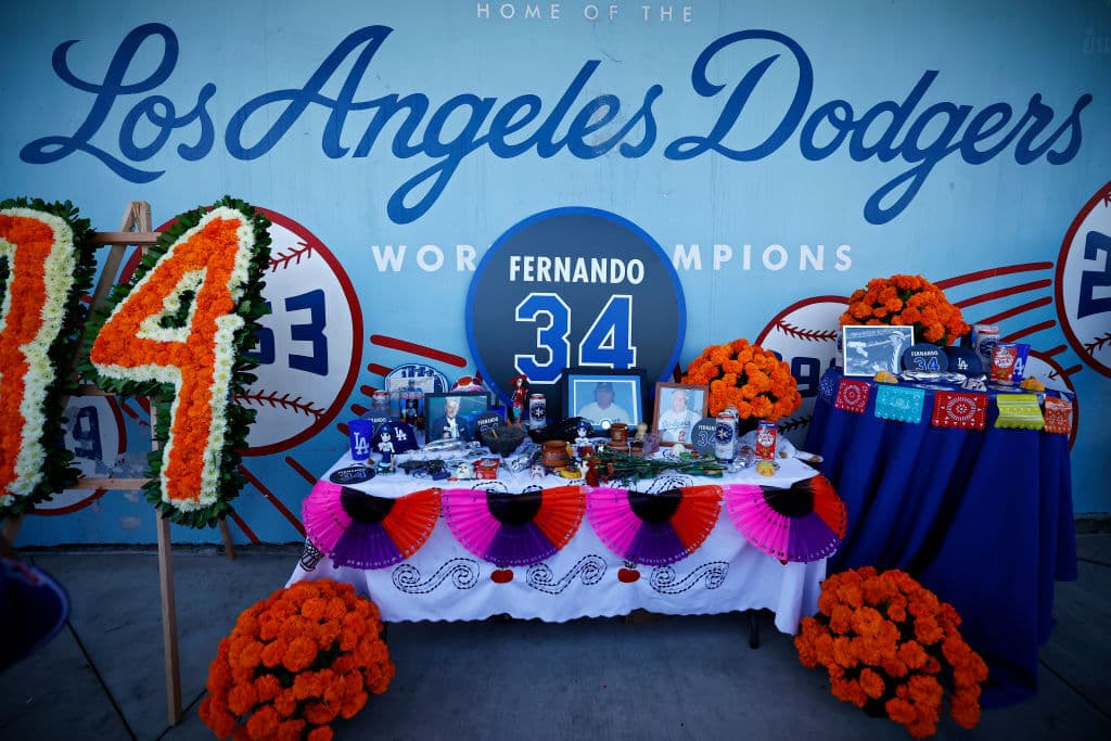 En las calles de los Ángeles se pudo apreciar un altar de muertos en honor a Fernando Valenzuela, quien además cumpliría años este viernes 1 de noviembre.