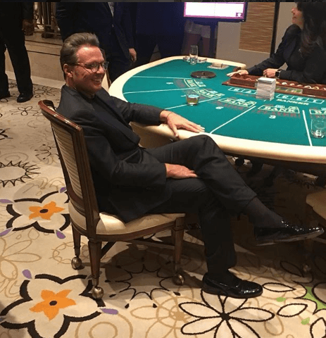 Sin embargo, lo que más llamó la atención fue esta foto que compartió de Luis Miguel comentando que "El sol salió en Las Vegas". ¿Será que la estaba haciendo de paparazzi?
