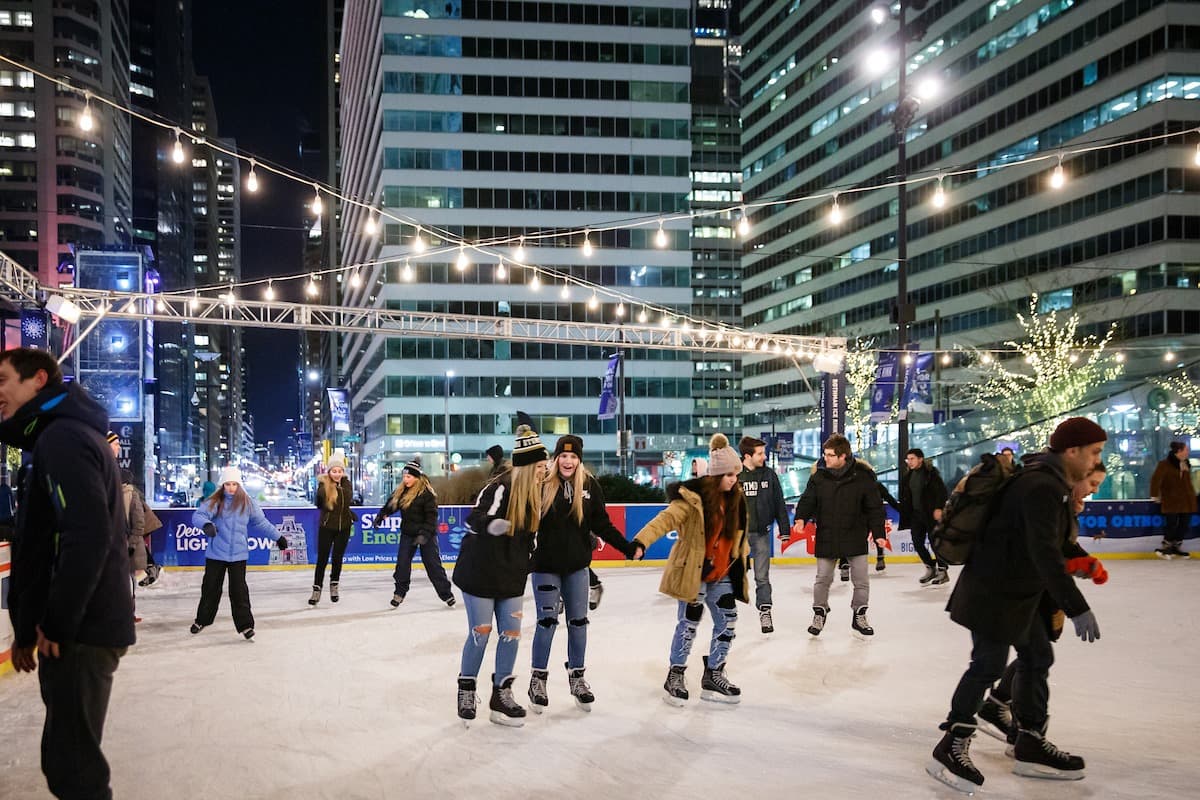 Dentro de sus atracciones destaca el denominado Rothman Orthopaedics Ice Rink, donde podrás patina sobre hielo junto a tu familia y amigos hasta el 27 de febrero.