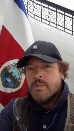 El actor de 58 años prefirió hacer a un lado la vida agitada del medio artístico y vivir en una finca que compró hace algunos años en Costa Rica, su país natal.