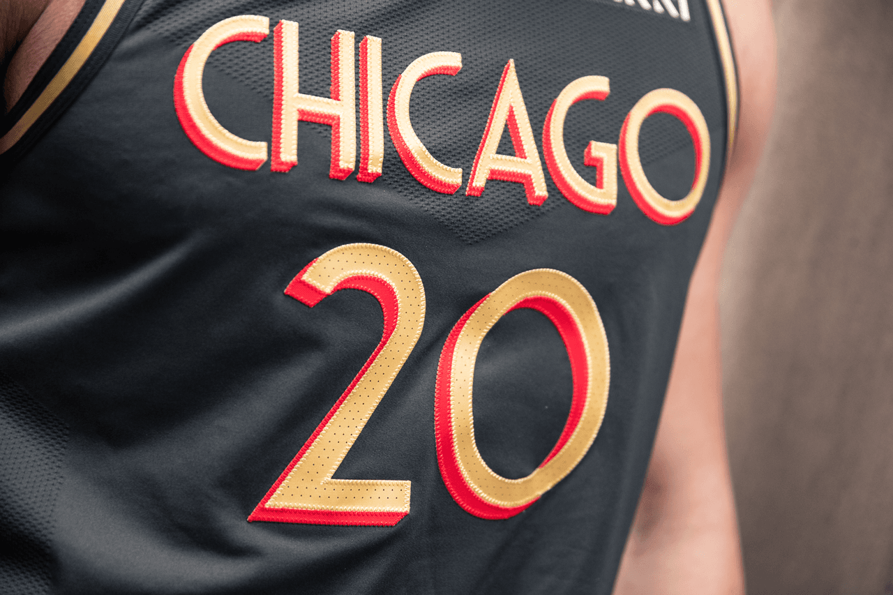Los Chicago Bulls presentaron hoy los nuevos uniformes City Edition, que el equipo usará para juegos selectos durante la temporada 2020-21.