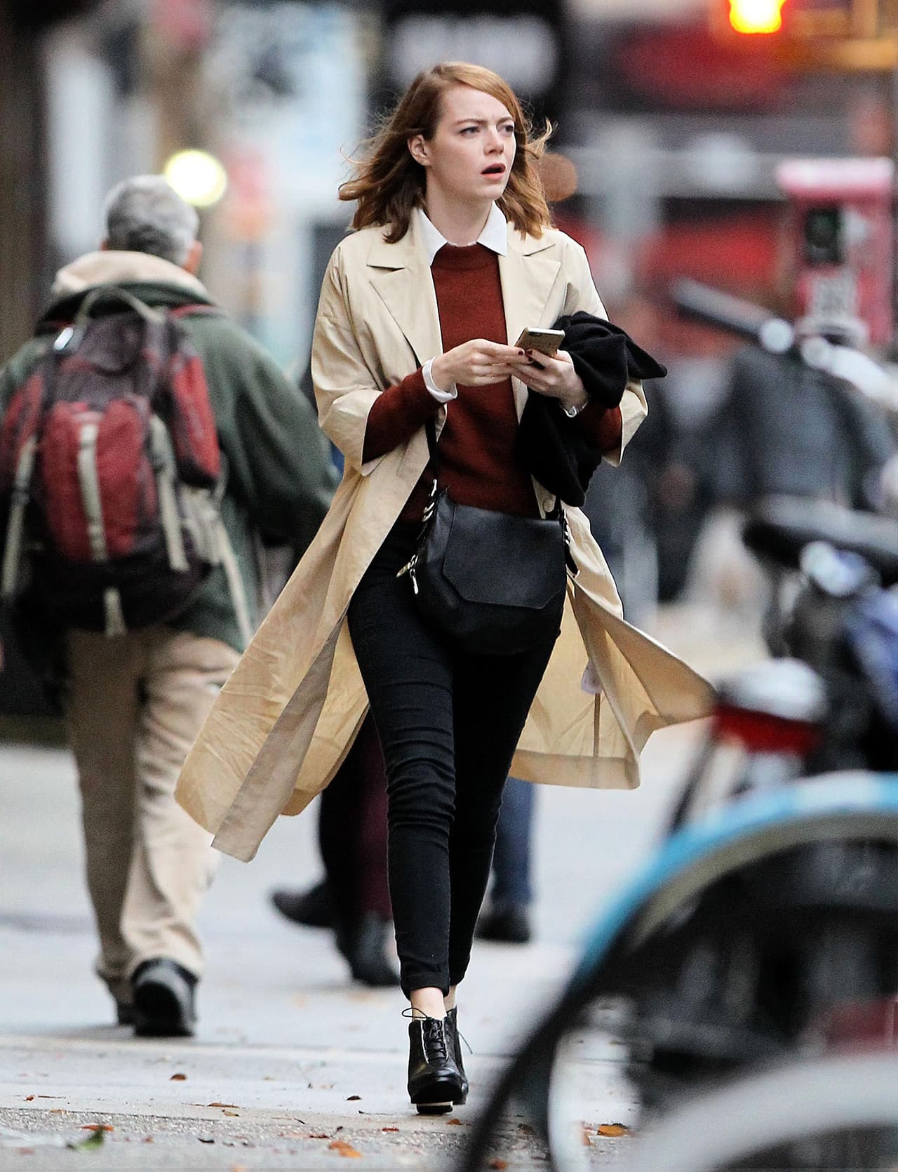 Emma Stone es otra que ama el color beige.