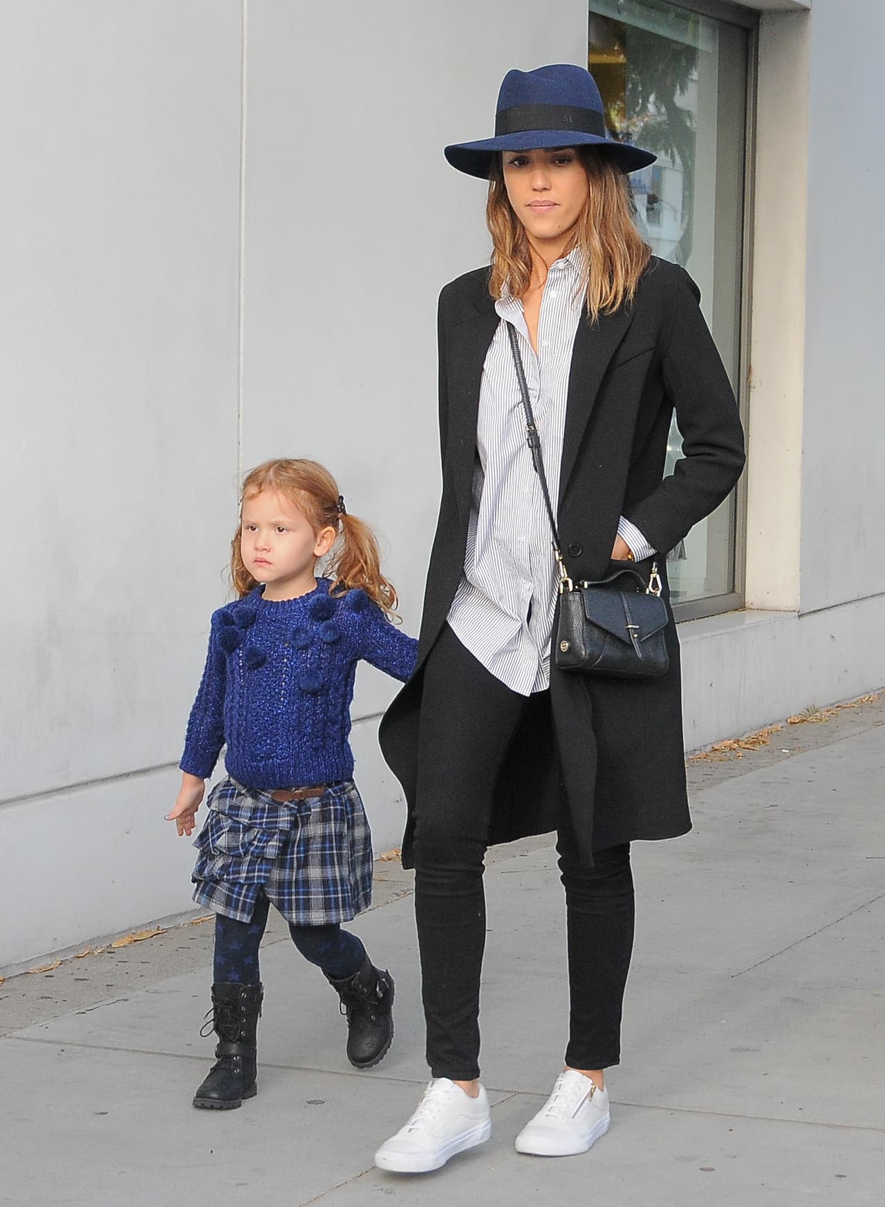 Jessica Alba recurre este invierno a la tendencia tan marcada de tenis con abrigo, y claro, un lindo sombrerito.