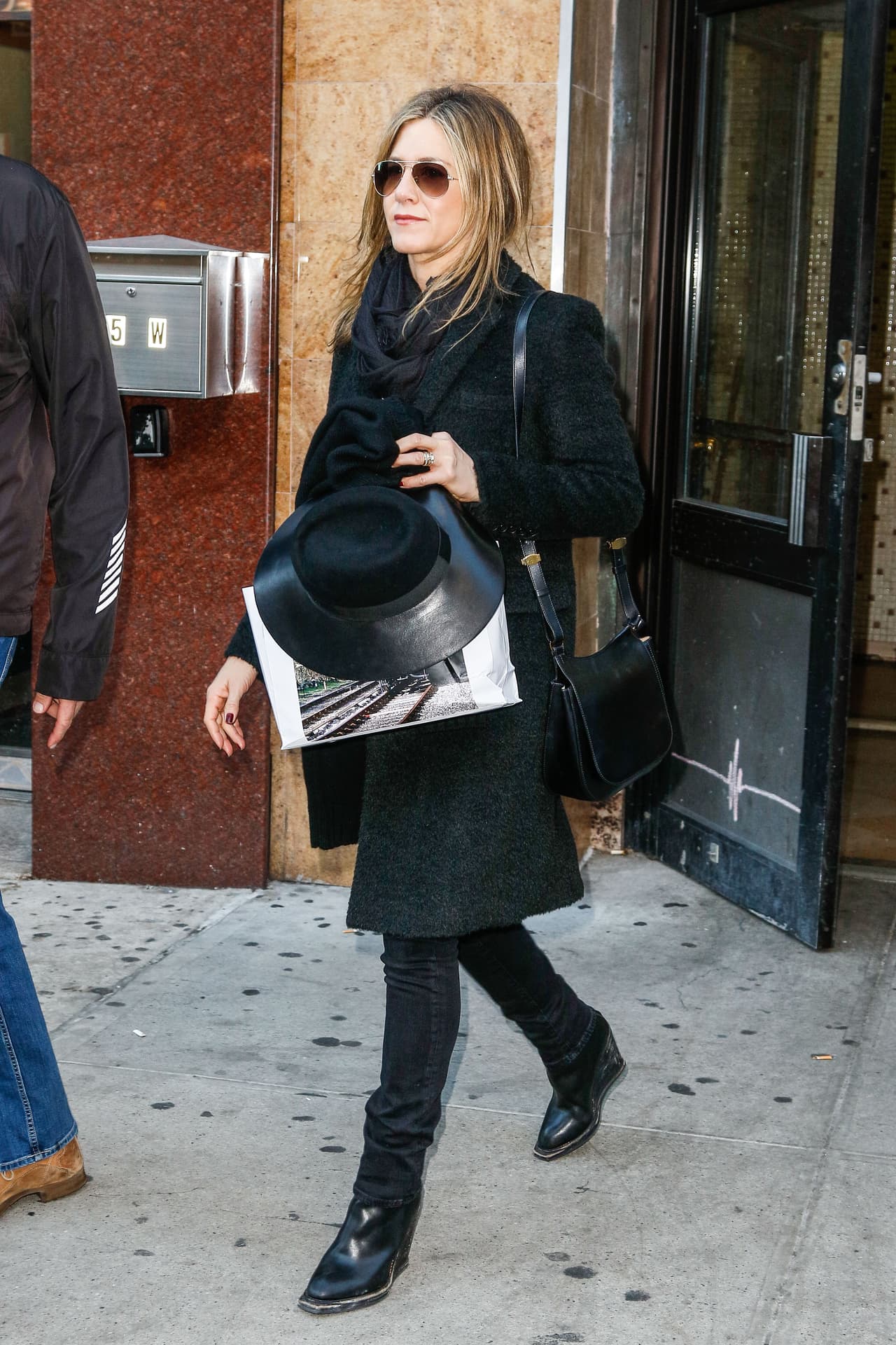 El negro es uno de los colores predilectos de Jennifer Aniston, pero en el invierno definitivamente lo adora más.