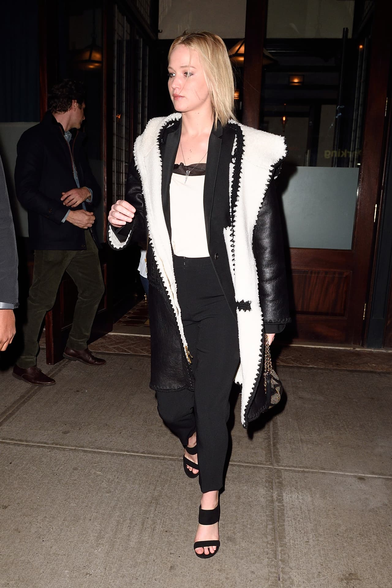 Ya han sido varias veces las que cachamos a Jennifer Lawrence con este abrigo, ¡parece que no se lo quita ni para dormir!