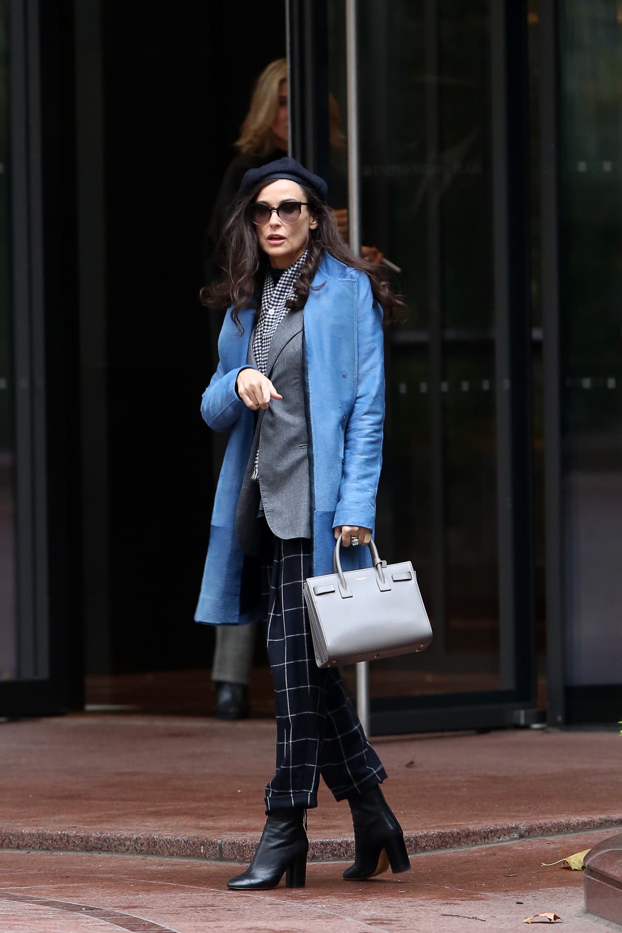 Demi Moore parece sacada de una pasarela.