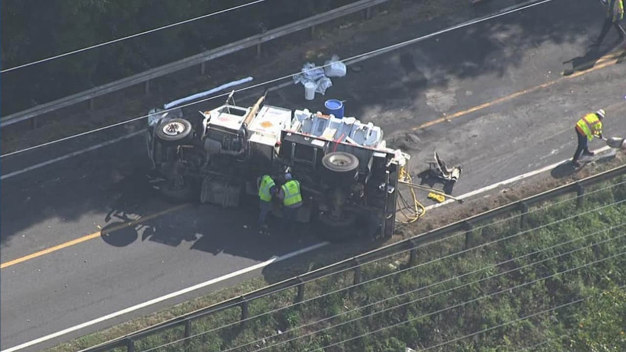 Camión cargado de sustancias explosivas se vuelca y provoca cierre de carretera en Georgia