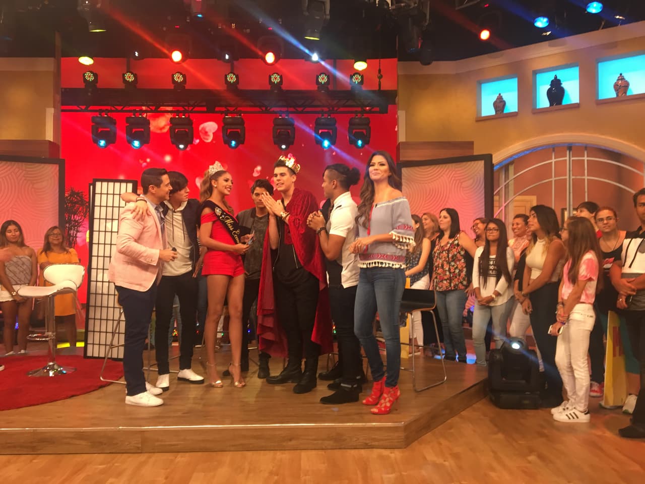 Con corona y ataviado como príncipe se dio el encuentro entre Zabdiel y Connie.