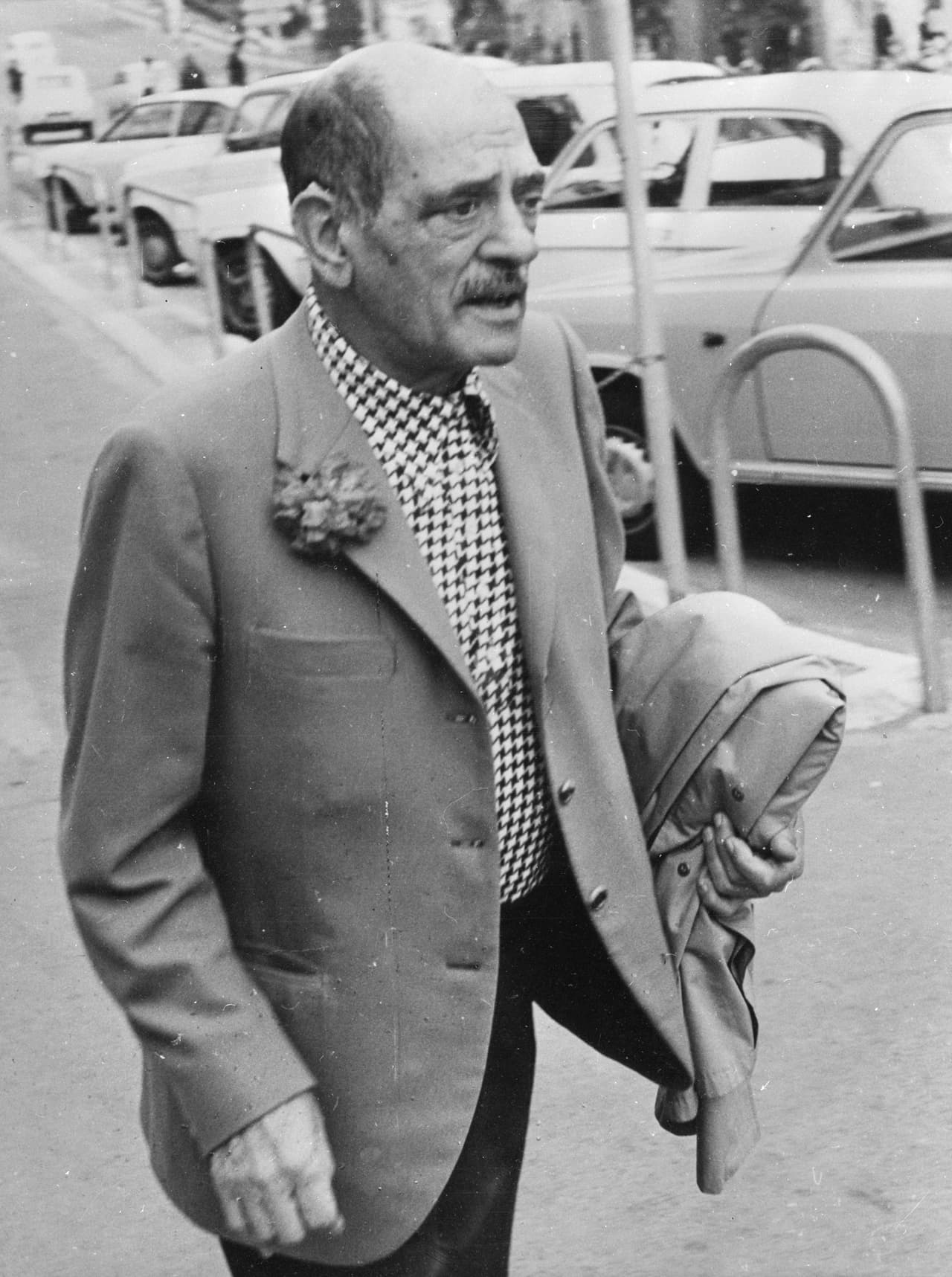 El director de cine español 
<b>Luis Buñuel</b>, vivió como asilado político en México por más de 30 años. Se exilió en ese país tras el triunfo del general Franco en la Guerra Civil española en 1939. En 1949 Buñuel adquirió la nacionalidad mexicana y en ese país rodó más de la mitad de sus películas, convirtiéndose en un director de culto.