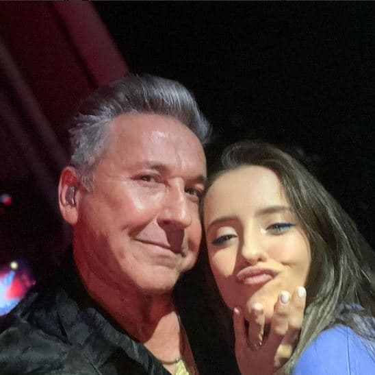 Lo cierto es que la primera aparición de la artista frente a las cámaras fue cuando apenas tenía 4 años de edad: estelarizó el video musical de ‘Si tuviera que elegir de su papá’. Incluso, al inicio del mismo se escucha su voz de niña.