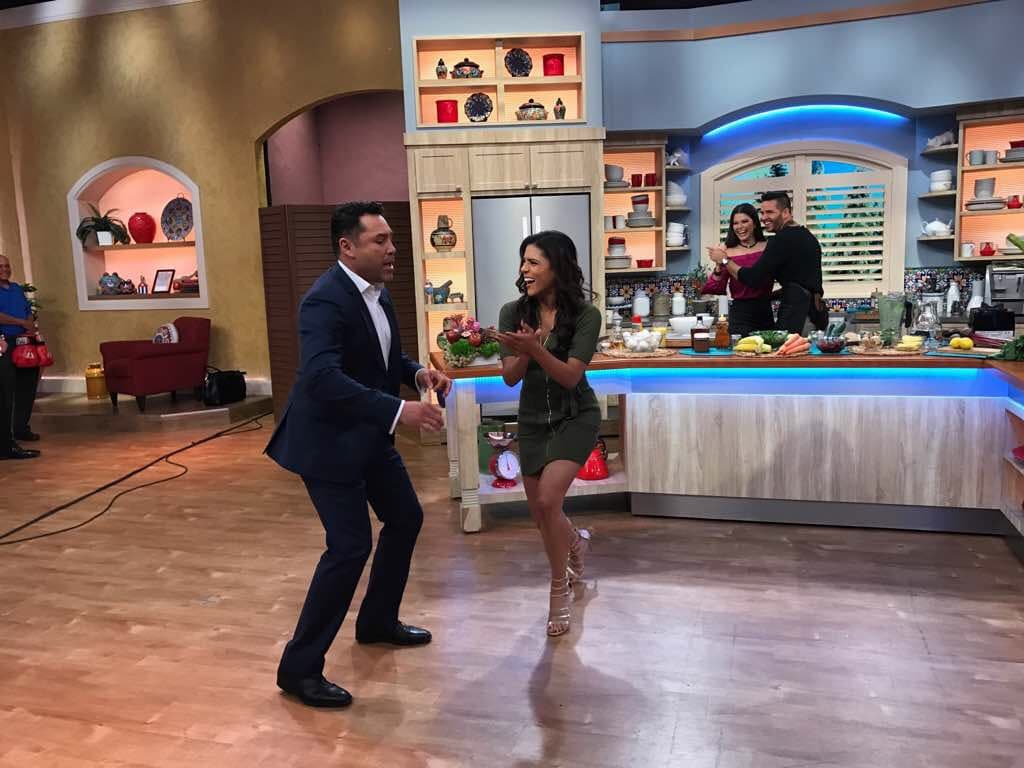 Francisca resultó muy buena maestra de baile, el campeón mostró que tiene estilo para bailar.