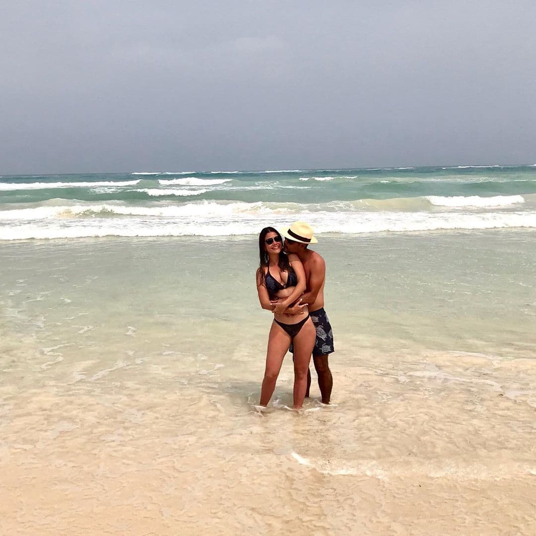 A pesar de viajar con los niños, la feliz pareja se dio un respiro y disfrutaron su romance.
<br>