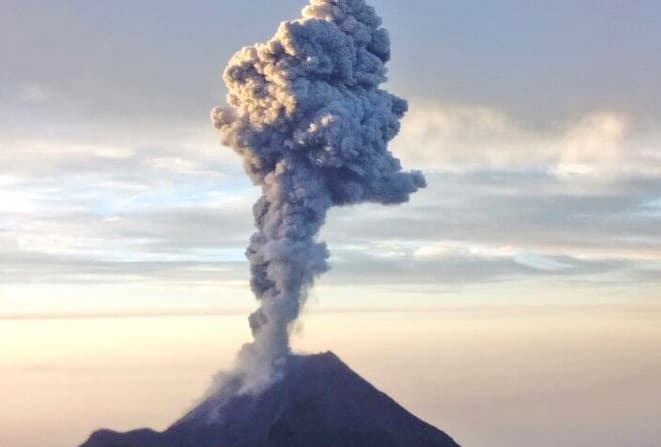 El volcán de Colima registra explosión de una milla de altura