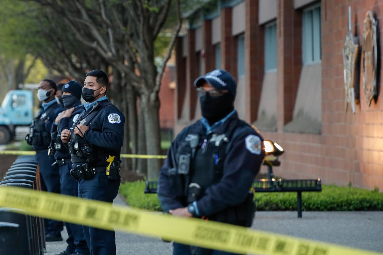 Posteriormente, la policía de Chicago hizo públicos los videos y también reveló que la identidad del policía que le dispara al adolescente es Eric Stillman.