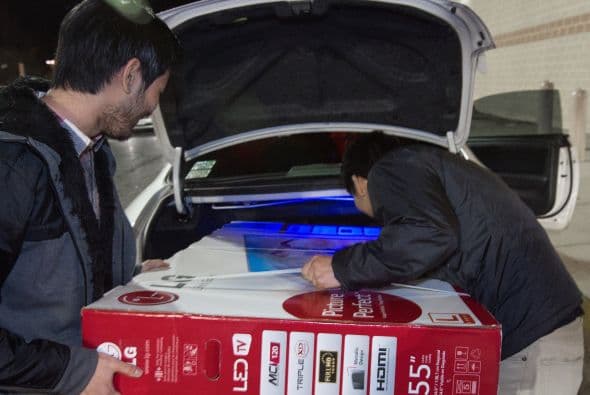 Y un reto para los compradores resulta lograr acomodar sus compras en el auto para llevarlas a casa.