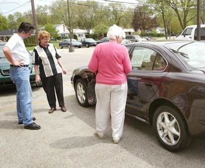<b>Puntos básicos a revisar en un carro usado</b>
<br>
<br>Además de la revisión a fondo que hará el mecánico sobre tu auto, tú puedes adelantarte un poco y observar cómo se desempeñan las siguientes funciones del auto en cuestión:
<br>-Buen estado de las luces: altas, bajas, direccionales, de niebla (en caso de contar con ellas).
<br>-La dirección: no debe presentar ruidos extraños, rechinidos o vibraciones
<br>-Aire acondicionado: tiene que funcionar al 100%, prueba con temperatura fría y caliente y los diferentes niveles de intensidad del aire.
<br>-Verifica el funcionamiento de sistemas eléctricos como ventanas, seguros eléctricos luces y claxon.
<br>-Revisa el estado físico de los plásticos del tablero, vestiduras y alfombras.
<br>-Carrocería y pintura: la primera tiene que estar en buen estado y sin abolladuras. Cambios sutiles en la tonalidad de la pintura pueden ser un indicativo de la reparación de un golpe. 
<br>