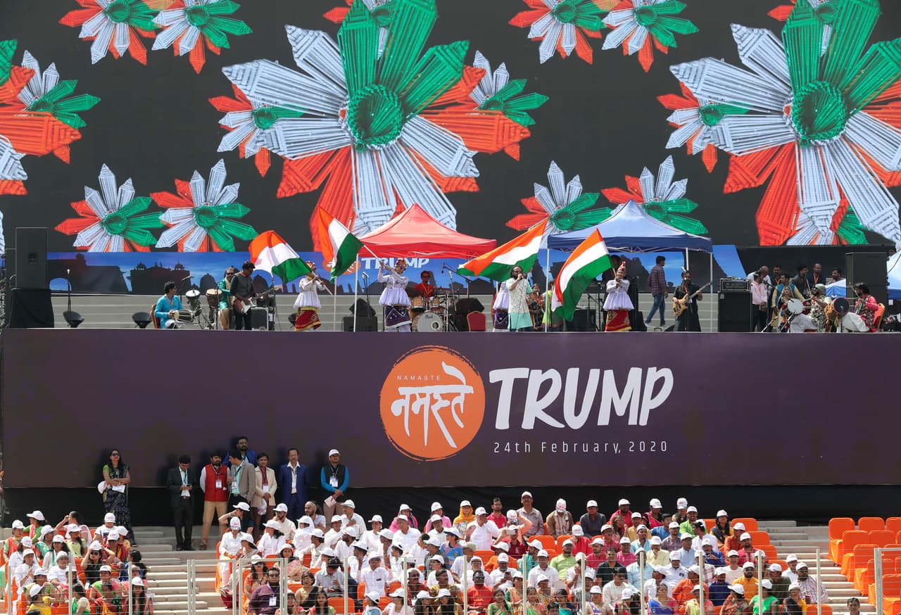 Artistas locales, bailarines, músicos y cantantes, entre otros representantes de la cultura local, se preparan para ofrecer un espectáculo sobre la enorme tarima instalada en el estadio, desde la que se espera que tanto Modi como el presidente estadounidense se dirijan a la multitud.
