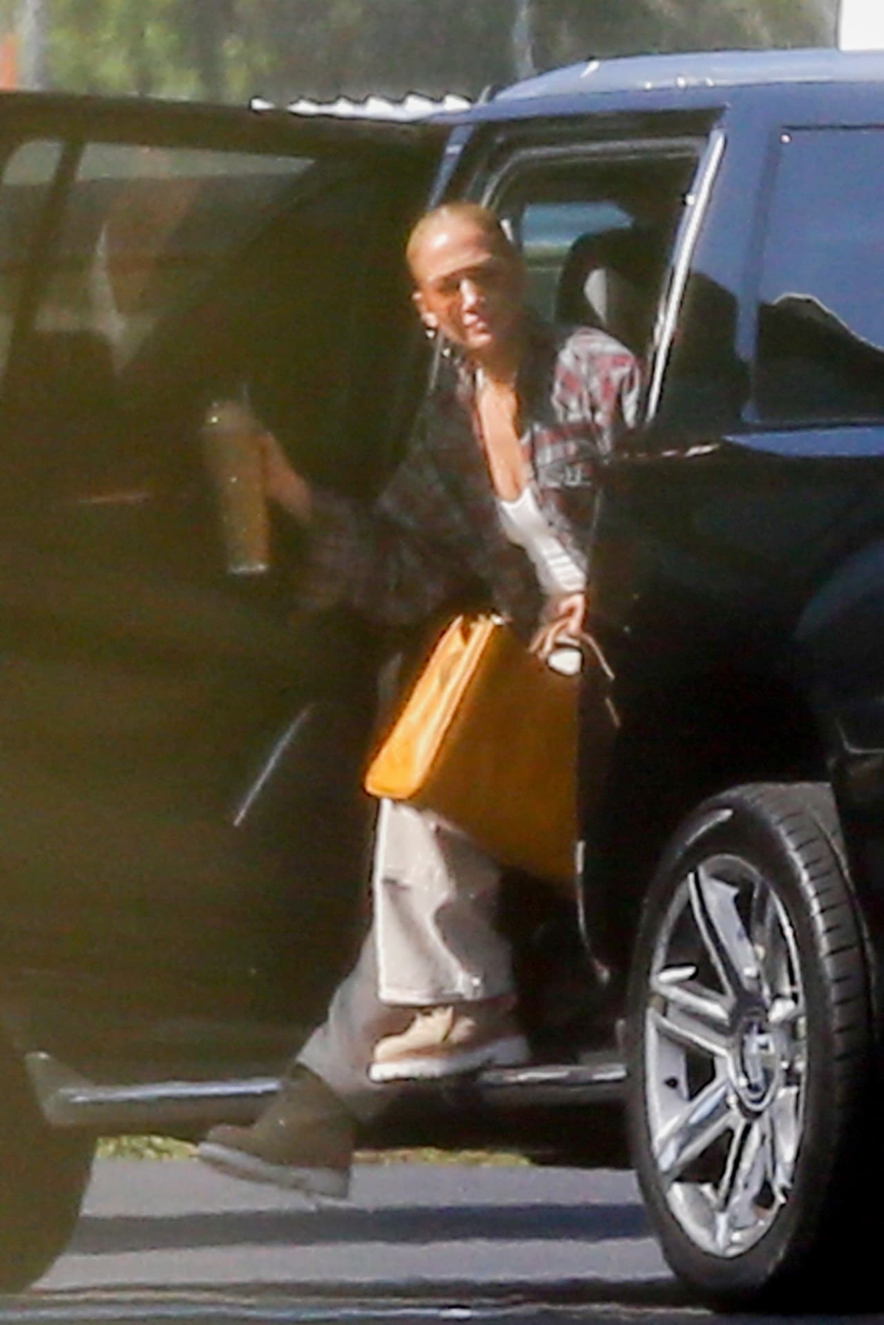 Además llevaba un bolso maxi color camello, botas estilo Timberland y su famoso vaso personalizado con cristales de Swarovski.