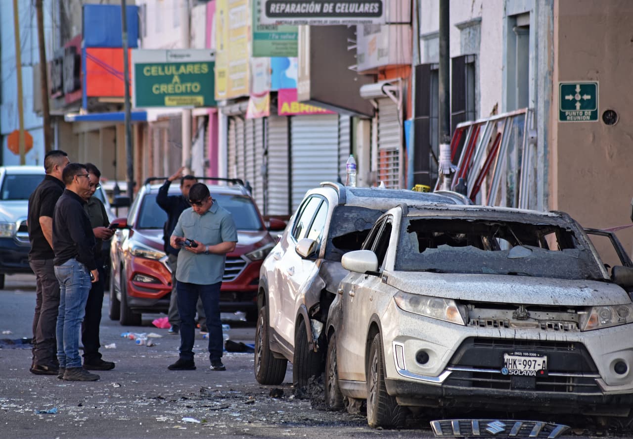 La tarde del sábado 1 de noviembre, en medio de la tradicional celebración mexicana del Día de Muertos, una
<b><a href="https://www.univision.com/local/arizona-ktvw/explosion-incendio-waldos-hermosillo" target="_blank">explosión y posterior incendio arrasaron una tienda Waldo's</a></b> en la zona centro de esa ciudad.