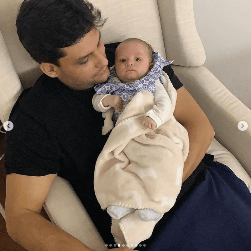 Para poder hacer la comparación, hay dos imágenes que pueden dar más pistas de sus rasgos físicos.