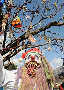 Previo a la Navidad, los capitalinos renuevan sus adornos y envían a la basura los viejos: así llegaron a los cinco indigentes ornamentos de todo tipo. Los cinco comparten una champa miserable junto a un contenedor de basura que la alcaldía capitalina instaló en el barrio La Bolsa, al sur de la ciudad.