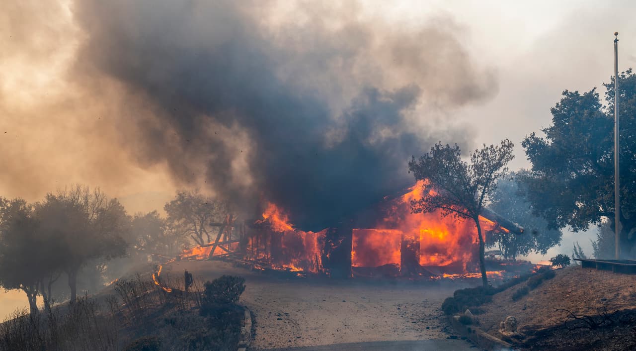Las altas temperaturas en el norte de California han dificultado la labor de los bomberos. Muchos de los incendios se mantienen fuera de control pese a que cientos de brigadistas trabajan para sofocarlos.