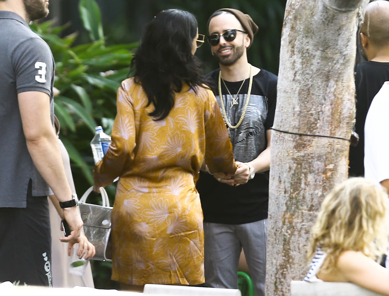 El cantante no podía creerlo, tanto que parecía que nunca le soltaría la mano a 'RiRi'.