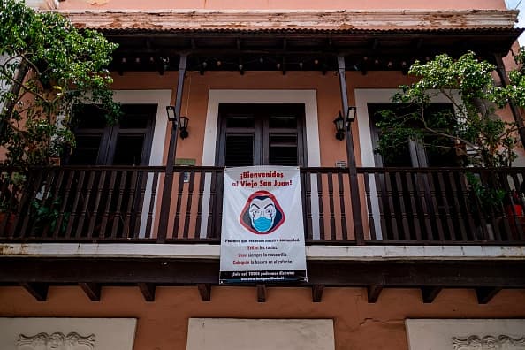 Por el momento, hay otras personas que prefieren esperar por un descenso en los casos y la luz verde de los gobiernos para tomar una decisión definitiva sobre sus vacaciones en la isla durante las navidades. "Estoy esperando ver que sucede de aquí a diciembre porque no quiero arriesgarme, pero si cambia un poco el panorama si viajaría", dijo la usiaria de Facebook India López.