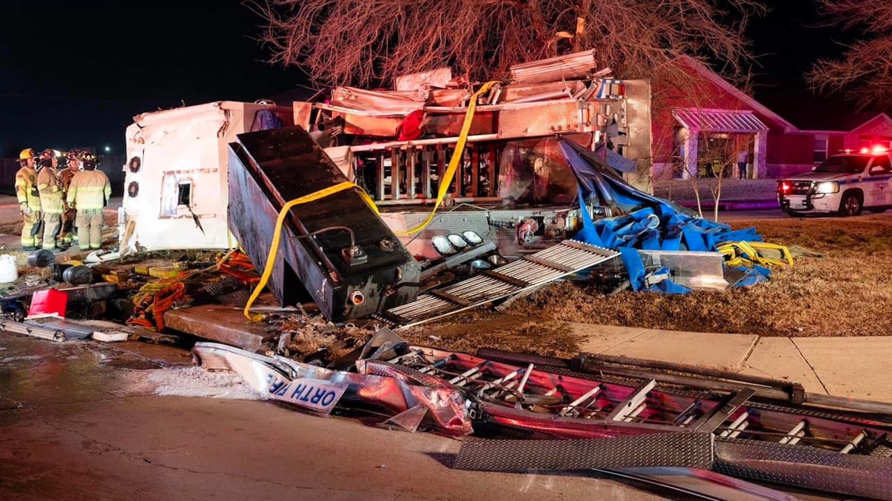 En las primeras horas de la mañana en Fort Worth, Texas, 
<b>un camión del Departamento de Bomberos volcó</b> cerca de la intersección de Village Creek y Wilbarger. El accidente, que tuvo lugar alrededor de las 2:34 a. m., 
<b>dejó a cuatro bomberos heridos, uno de los cuales se encuentra en estado crítico</b>.