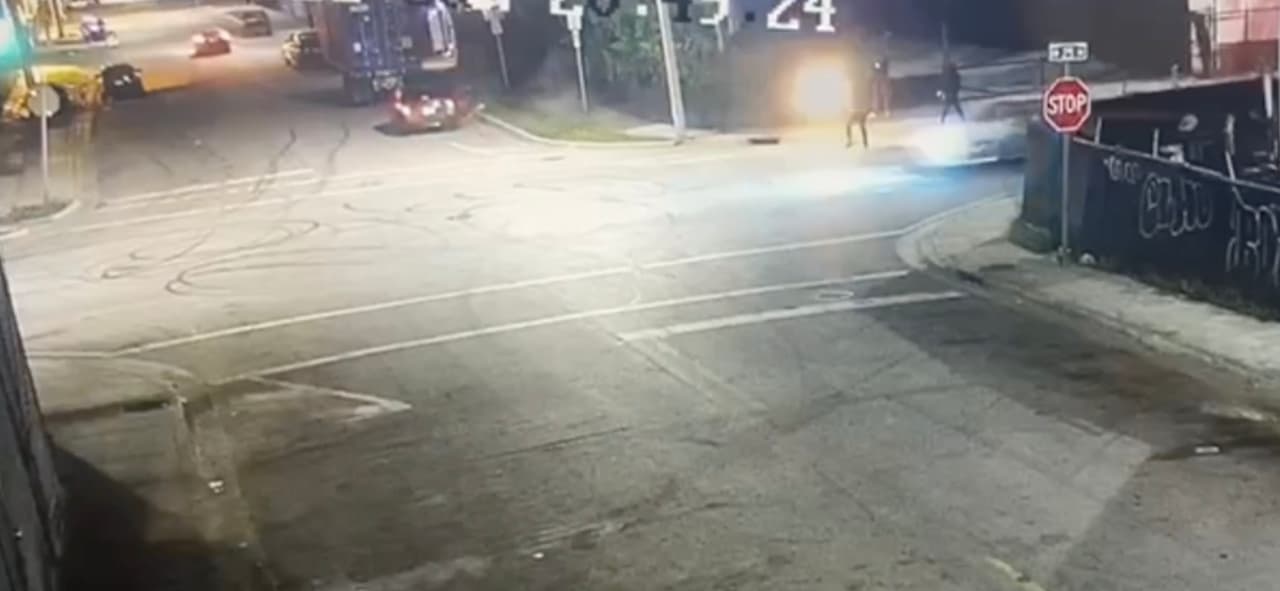 Policía de Miami investiga tiroteo captado en video en el que seis personas resultaron baleadas 