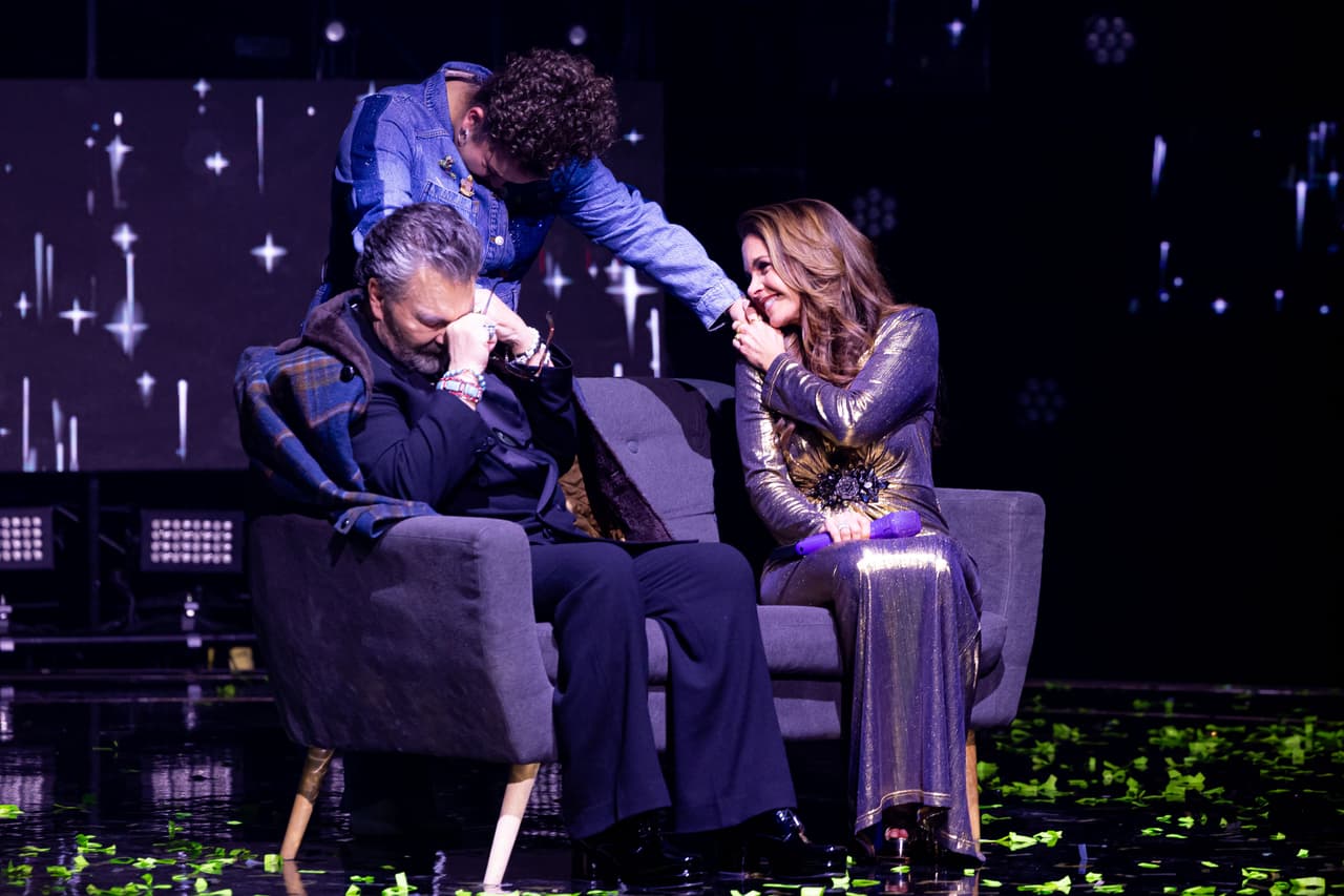 <b>Mijares recordó el gran trabajo que hizo su madre como cabeza de familia </b>
<br>
<br>Durante su paso por ‘El Portal’, en el capítulo 3, ‘El soldado del amor’ compartió detalles de su infancia: contó que su padre, ‘Chema’, se enfermó de cisticercosis en 1959. Este padecimiento le pasó factura a toda la familia: su papá, por su parte, se debilitó al punto tal de pesar “veintitantos kilos” en sus últimos días, mientras que su madre tuvo que hacerse cargo de la familia. 
<br>
<br>“Mi mamá la tenía dura, mi mamá la tenía muy difícil, ¿me entiendes? (...) Mi mamá, para poder salir adelante con los cuatro hijos que éramos ya, pues tenía cuatro trabajos”, recordó. 
<br>