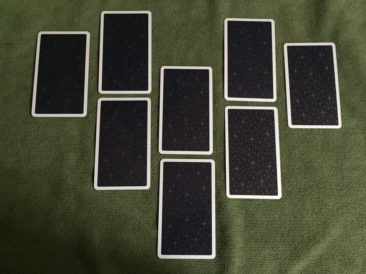 Una vez que se acomoden las ocho cartas, en sentido contrario al reloj y como en escalerita, te vamos diciendo qué significa cada una en su respectiva posición.