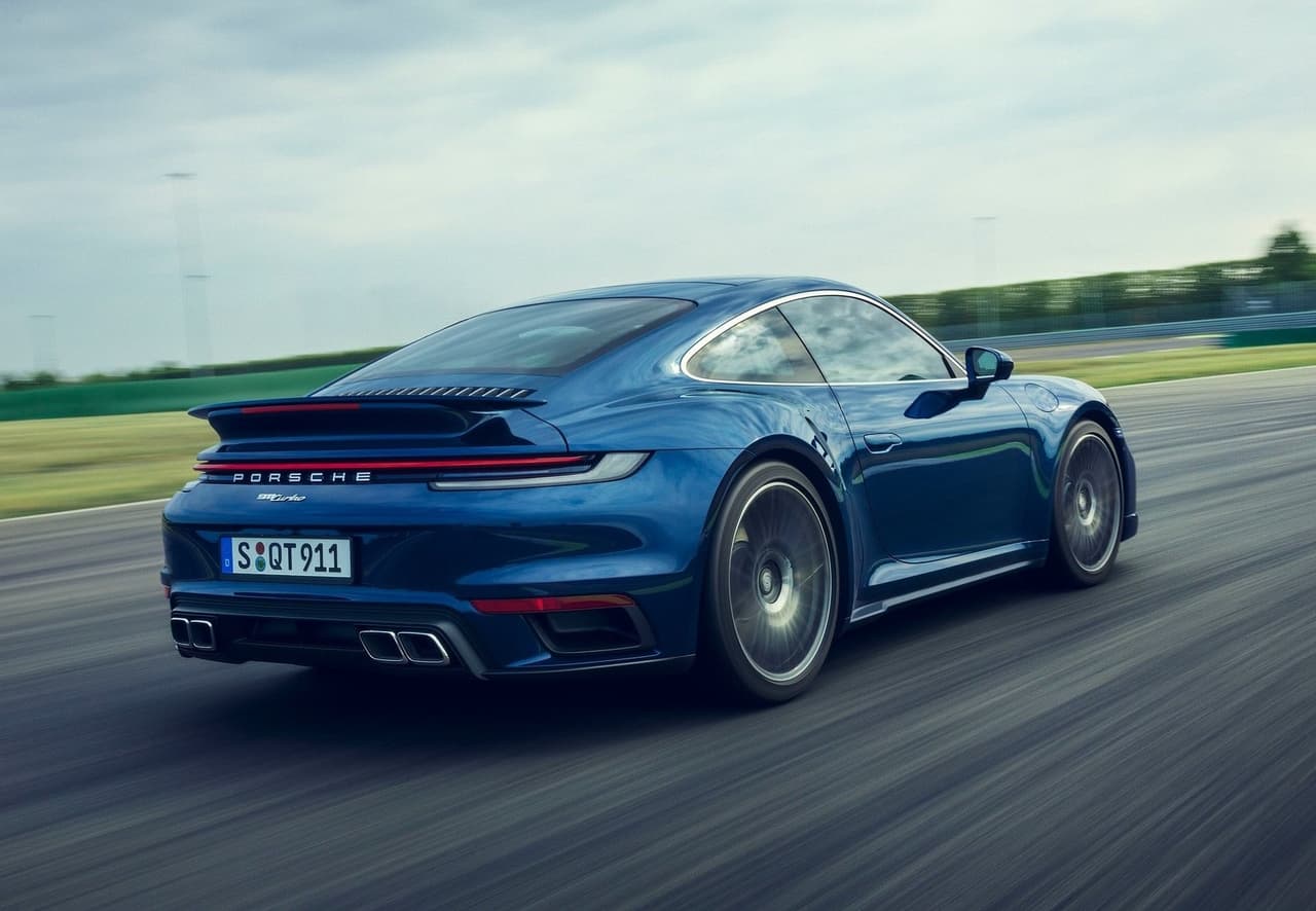 También incorpora una transmisión PDK de ocho velocidades y doble embrague, asociada a un sistema de tracción en las cuatro ruedas.